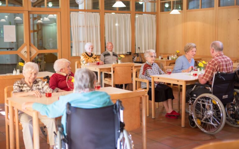 Qui paie l'EHPAD d'une personne sous tutelle ? - Dousopal
